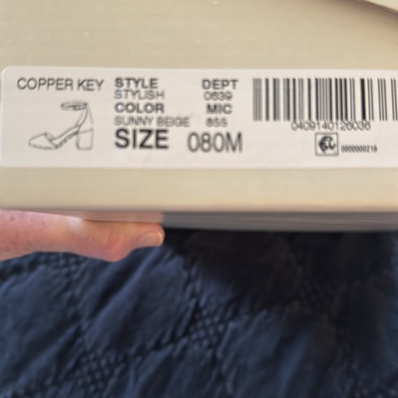New in box Size 8 Cooper Key dress sandals - Picture 3 of 4
